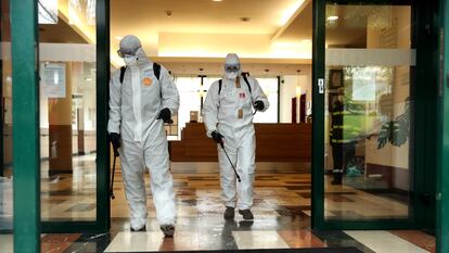 Miembros de la Unidad Militar de Emergencias (UME) desinfectan una residencia de mayores en Madrid en marzo del año pasado.