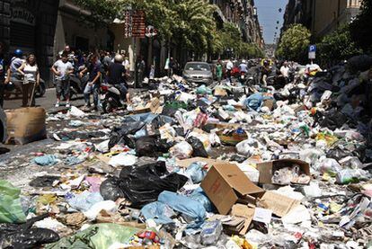 Basura acumulada en la calle durante un acto de protesta en el centro de Nápoles.