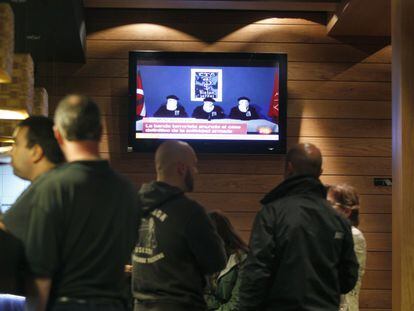 Clientes del bar de la sede del PNV en Bilbao, ven por televisión el 20 de octubre del 2011 la lectura del comunicado de ETA anunciando el fin de la violencia.