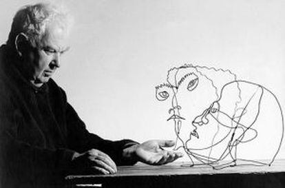 El artista Alexander Calder con una de sus obras.