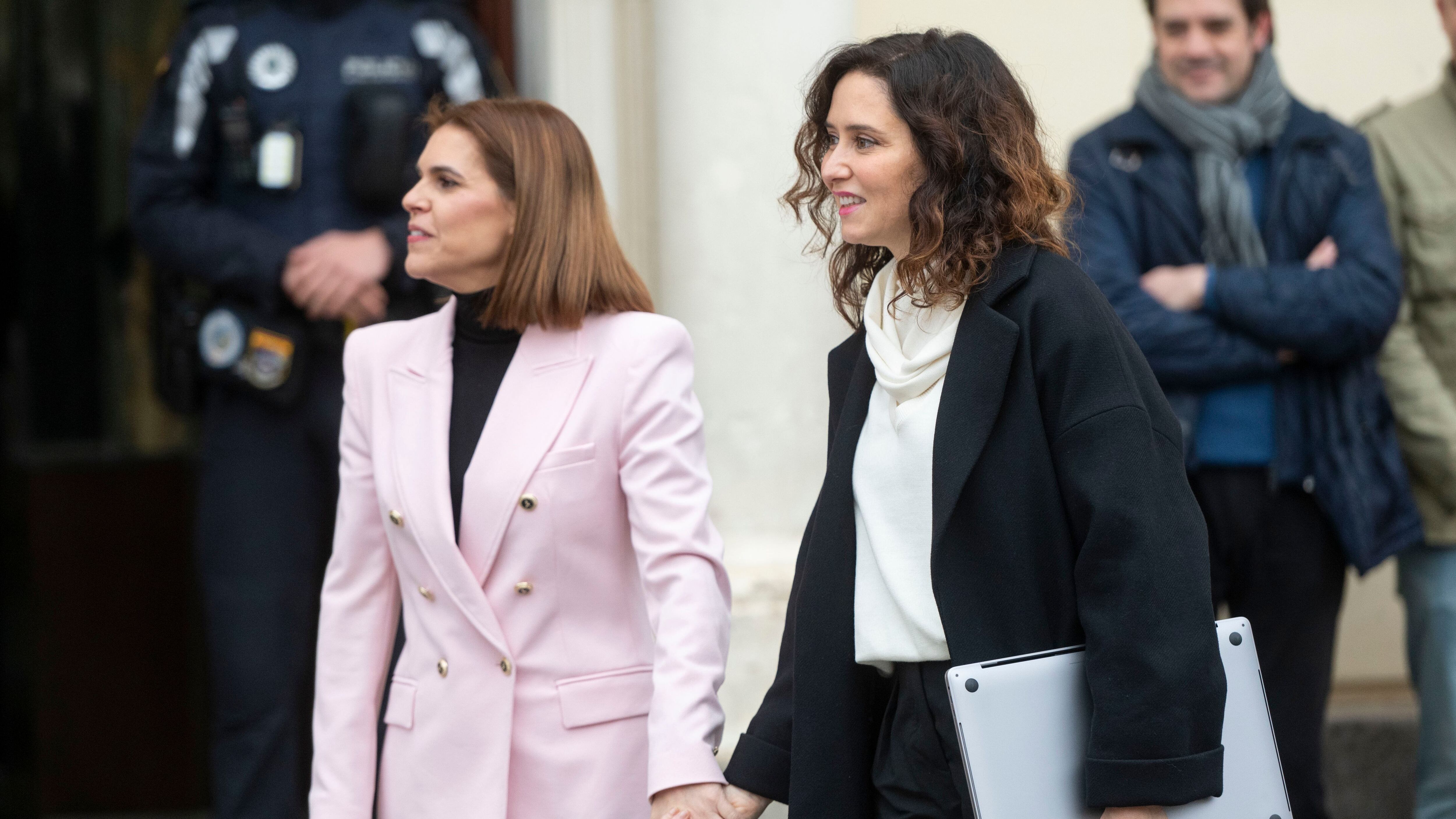 La presidenta de la Comunidad de Madrid, Isabel Díaz Ayuso, y la alcaldesa de Alcalá de Henares, Judith Piquet, agarradas de la mano antes de una reunión del Consejo de Gobierno.