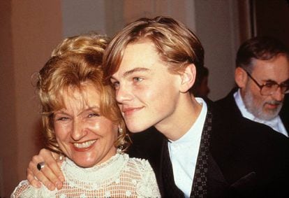 Leonardo DiCaprio y su madre, en los Globos de Oro de 1994.