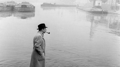 Georges Simenon, con su mítica pipa junto a los canales navegables de Milán, en los años cincuenta.