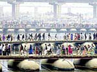 Peregrinos hindúes cruzan el Ganges por los pontones tendidos en Allahabad. India es uno de los países que pueden promover la recuperación económica.