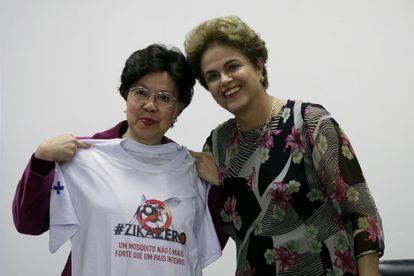 La presidenta de Brasil, Dilma Rousseff (d) y la directora de la OMS, Margaret Chan