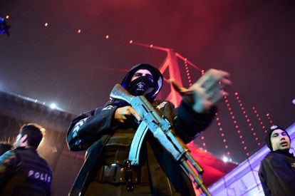 Un policia turc fa guàrdia davant de la discoteca després de l'atemptat.