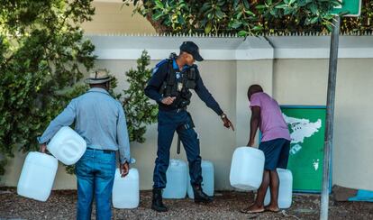 La policía ahora está controlando Newlands Spring y limitando a los recolectores de agua a llevar más de un contenedor de 25 litros a la vez. Los policías que protegen la entrada de la fuente le piden a la gente que deje sus envases adicionales en la entrada. Las personas caminan hacia la fuente, llenan uno, lo llevan de regreso a su automóvil, caminan de regreso a la fuente con otro vacío, luego se unen a la cola nuevamente y repiten. Puede suceder que los grifos se apaguen para los cuatro millones de habitantes de Ciudad del Cabo el 116 de mayo de 2018, conocido localmente como Día Cero.
