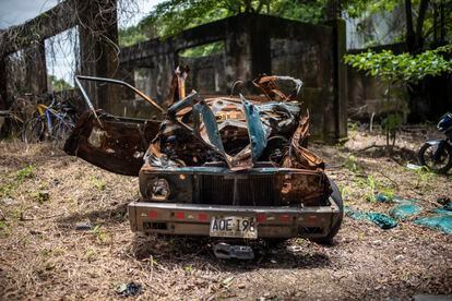 Frente a la estación de Policía están los restos de un carro bomba que explotó meses atrás en una carretera de acceso a Saravena, Arauca. Mayo 11 de 2022