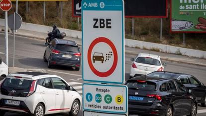 Señalización de entrada en la Zona de Bajas Emisiones (ZBE) de Barcelona, en una imagen de archivo.