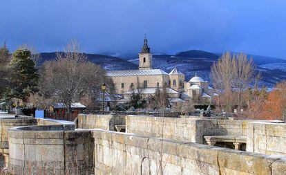 Puente del Perdón y, al fondo, el monasterio de El Paular, junto al pueblo de Rascafría (Madrid).
