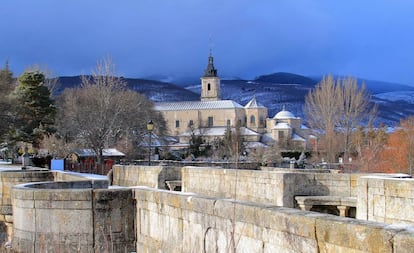 Puente del Perdón y, al fondo, el monasterio de El Paular, junto al pueblo de Rascafría (Madrid).