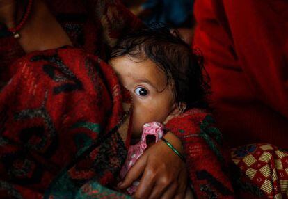 Una madre amamanta a su hija en Bijulidanda (Nepal).