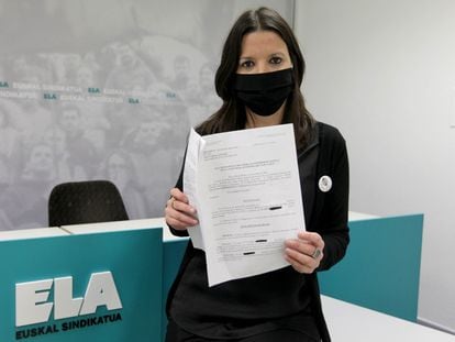 La abogada y demandante de las 24 semanas de permiso, Zuriñe Quintana, en la sede del sindicato ELA.