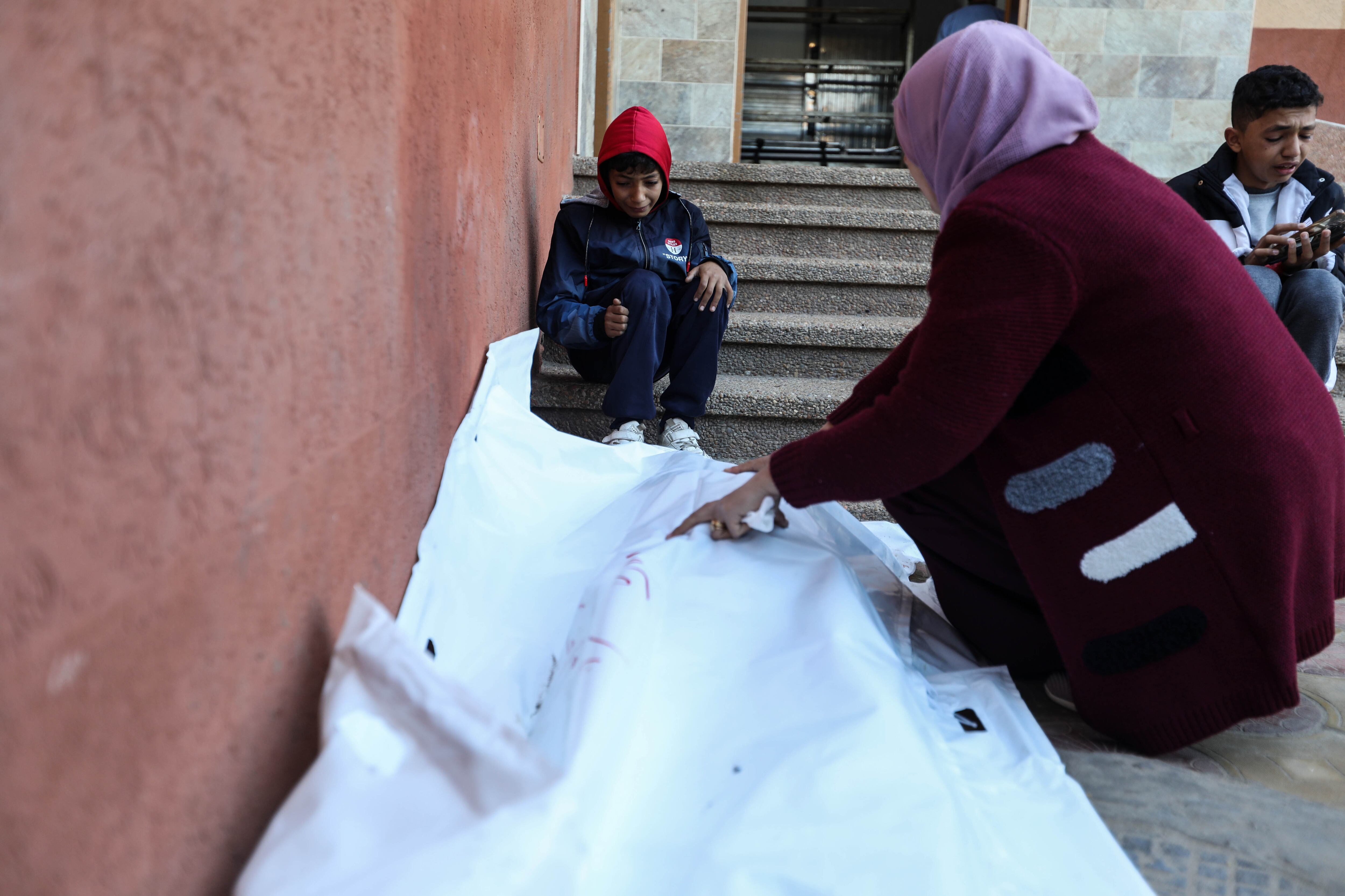 Varios palestinos lloran la muerte de un familiar este domingo en Jan Yunis, en el sur de Gaza.