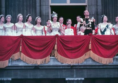 El saludo de la familia real británica desde el balcón de Buckingham. En la imagen, acompañan a Isabel II su marido, la reina madre y sus hijos, el príncipe Carlos y la princesa Ana (a la derecha).