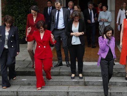 Seis de las ministras del gobierno de Sánchez, durante la primera reunión del Ejecutivo.