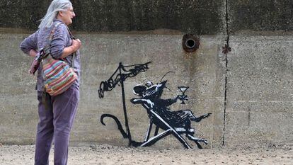 Una obra del artista Banksy en el contrafuerte de hormigón de una playa de la localidad inglesa de Lowestoft.
