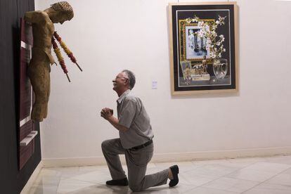 Nazario entre una de les escultures de la seva parella, Alejandro Molina, i una de les seves aquarel·les.