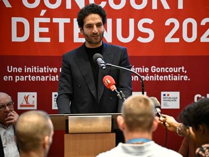 Mokhtar Amoudi, galardonado con el premio Goncourt de los reclusos, pronuncia un discurso ayer ante los reclusos en el Centro Nacional del Libro de París.
