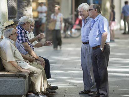 Un grupo de jubilados dialoga en la Plaza Nueva, en Sevilla.