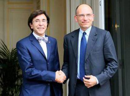 El primer ministro belga, Elio Di Rupo (i), da la bienvenida al primer ministro italiano, Enrico Letta, durante su reunión en su residencia oficial de Bruselas, Bélgica hoy, miércoles 1 de mayo de 2013.