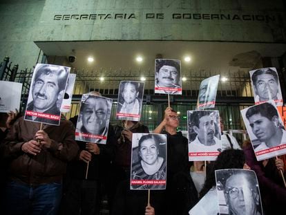 Ciudadanos y periodistas en una protesta contra la violencia hacia periodistas en Ciudad de México, el 10 de julio.