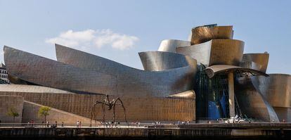 El verano de 2022 ha sido el más exitoso desde la apertura, hace 25 años, del Museo Guggenheim de Bilbao con un total de 449.477 visitantes, según los datos dados a conocer por la pinacoteca.
Agosto fue el mes más excepcional, con 195.411 personas y una media diaria de 6.297, lo que supera en un 7,4%, es decir, en 13.406 personas, al que hasta la fecha era el mejor agosto de la historia, el de 2018, que tuvo 182.005 visitantes. A su vez, los meses de junio y julio, con 106.136 y 147.930 visitantes, respectivamente, han sido los segundos mejores de la historia, tras los correspondientes a 2018.
Uno de los motivos fundamentales del éxito de visitantes de este verano ha sido Motion. Autos, Art, Architecture,  la exposición que explora la vertiente artística del automóvil, comisariada por Norman Foster, que finaliza el 18 de septiembre.