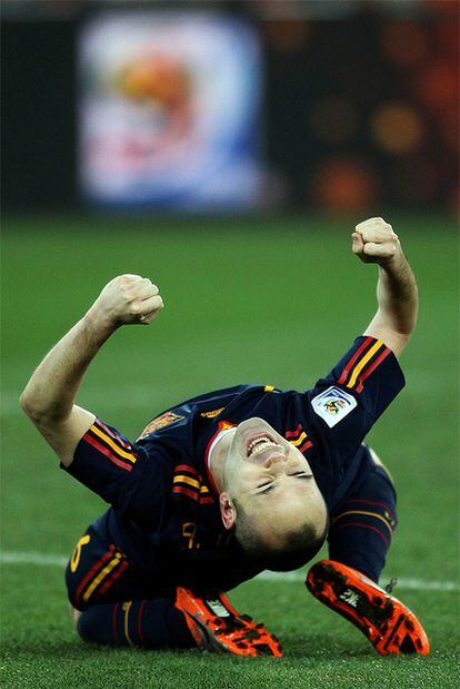 Iniesta festeja el triunfo sobre Holanda.