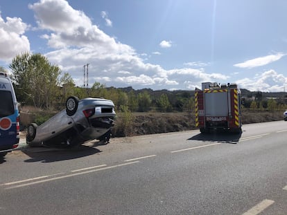 Los Bomberos de Guadix (Granada) dando respuesta a un accidente de tráfico en la carretera que une Guadix con Exfiliana el domingo pasado.