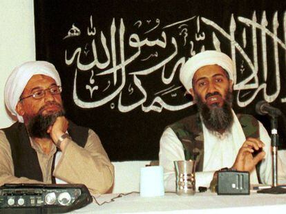 Ayman al Zawahiri (a la izquierda), al lado del fallecido líder de Al Qaeda Osama bin Laden, en 1998.