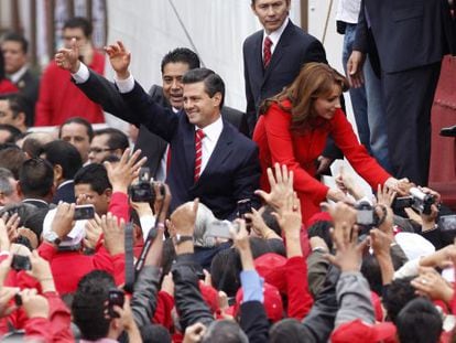 Enrique Peña Nieto, candidato del PRI, saluda a sus seguidores.