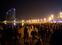 Celebración en la Barceloneta de la primera noche tras el final del toque de queda. En vídeo, fiesta e intervención policial en las playas de Barcelona.