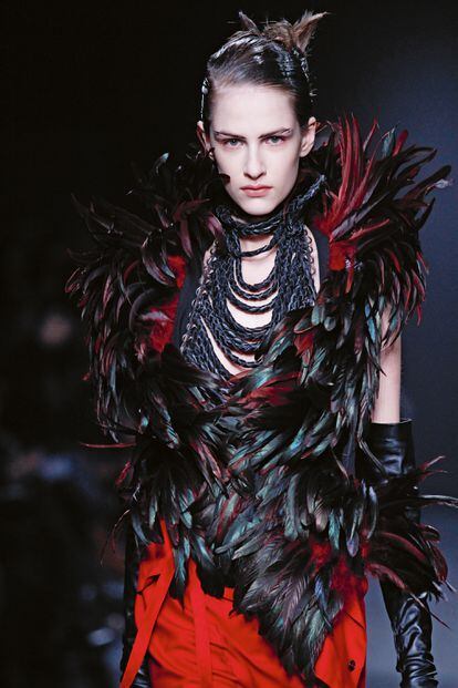 Detalle de la colección otoño/invierno 2010-2011, que se permitía extravagancias como los adornos de plumas de gallo.