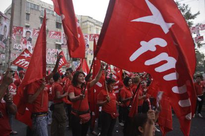 Simpatizantes del Frente Farabundo Martí para la Liberación Nacional (FMLN), participan en el cierre de campaña de su partido el miércoles en San Salvador.