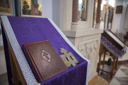 Una Biblia junto al retablo del templo.