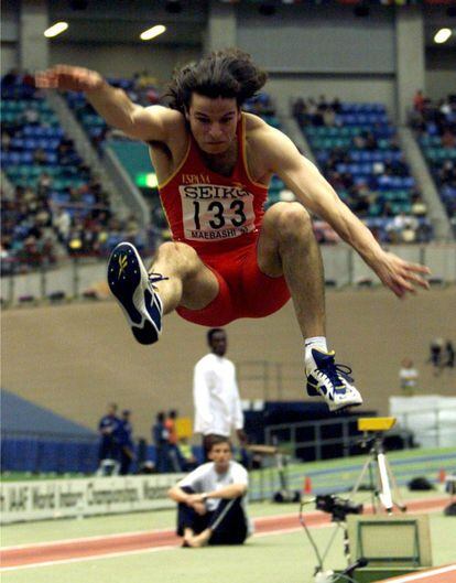 El atleta español Yago Lamela, durante el salto con el que ganó la medalla de plata del Mundial de Pista Cubierta en Maebashi.