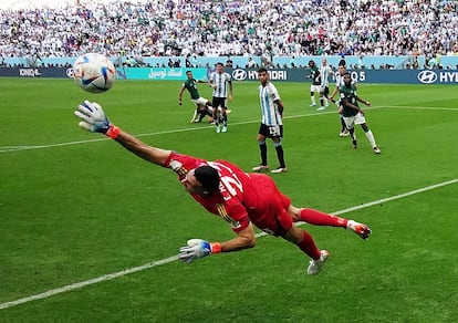 Salem Al-Dawsari de Arabia Saudí marca su segundo gol superando al argentino Emiliano Martínez.