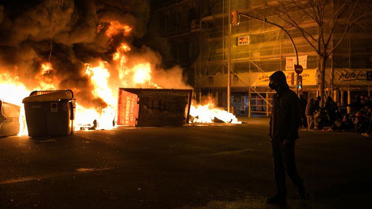 Incendio provocado por los manifestantes que apoyan a Pablo Hasél durante los disturbios del jueves en Barcelona.