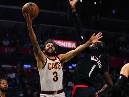 Ricky Rubio lanza a canasta ante Reggie Jackson en un partido de la pasada temporada entre Cavaliers y Clippers.