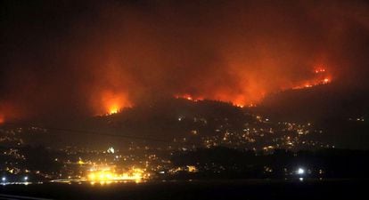 Un dels trenta incendis forestals que arrasen la comunitat gallega s'apropa al municipi de Redondela, amb una situació de risc real per a la població en onze punts repartits entre les províncies de Lugo, Ourense i Pontevedra.