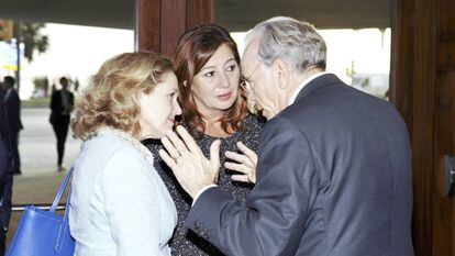 Isidro Fainé (a la derecha) habla con Nadia Calvino y Francina Armengol.