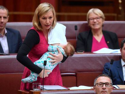 La senadora australiana Larissa Waters amamantando a su hijo durante el pleno.