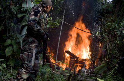 Un agente de la Policía Antidrogas peruana destruye un centro de producción de pasta base el pasado agosto en el Valle de los Ríos.