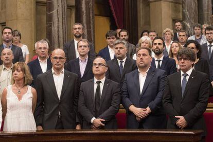 Puigdemont, Junqueras, Jordi Turull y otros miembros del Gobierno catal&aacute;n el 25 de agosto en el Parlament.