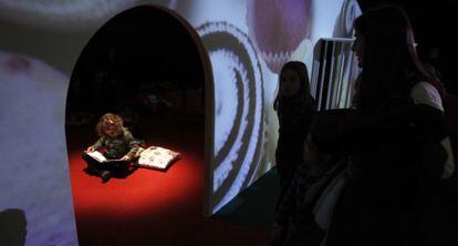 La casita construida para la exposición 'Hansel y Gretel en la biblioteca de chocolate'.