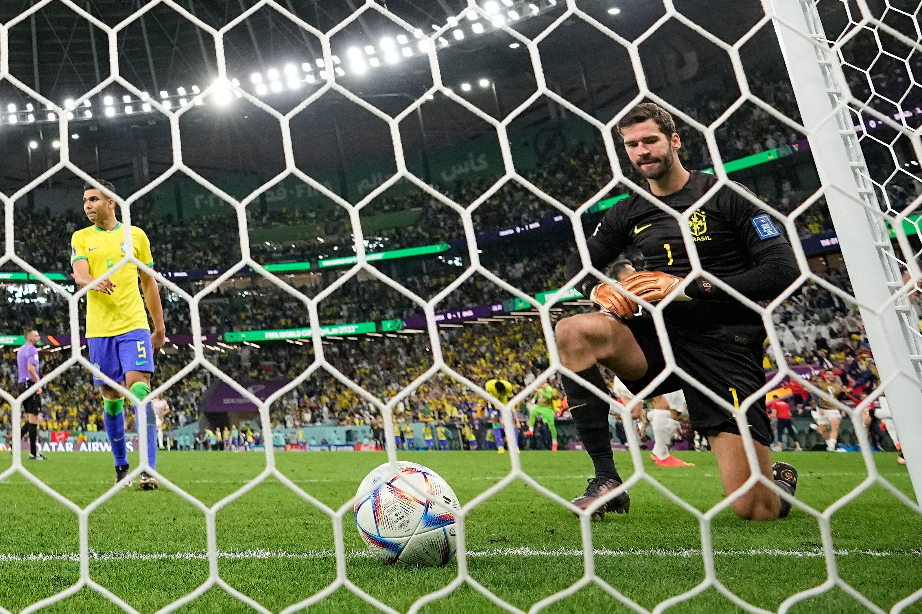 El portero brasileño Alisson mira el balón tras el gol del empate de Croacia. 