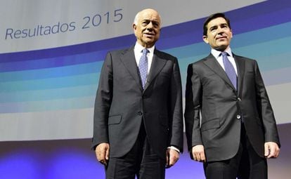 Francisco González y Carlos Torres, presidente y consejero delegado de BBVA, el pasado miércoles en Madrid.