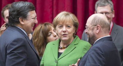 Merkel, con el presidente de la Comisi&oacute;n Europea y el del Parlamento Europeo.