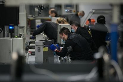 Una treintena de empleados de la firma automovilística trabajan en la cadena de montaje del ventilador.