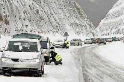 Numerosos vehículos atrapados en la A-67, que une Cantabria y la meseta, por las intensas nevadas de la ola de frío polar que afecta a la Península.